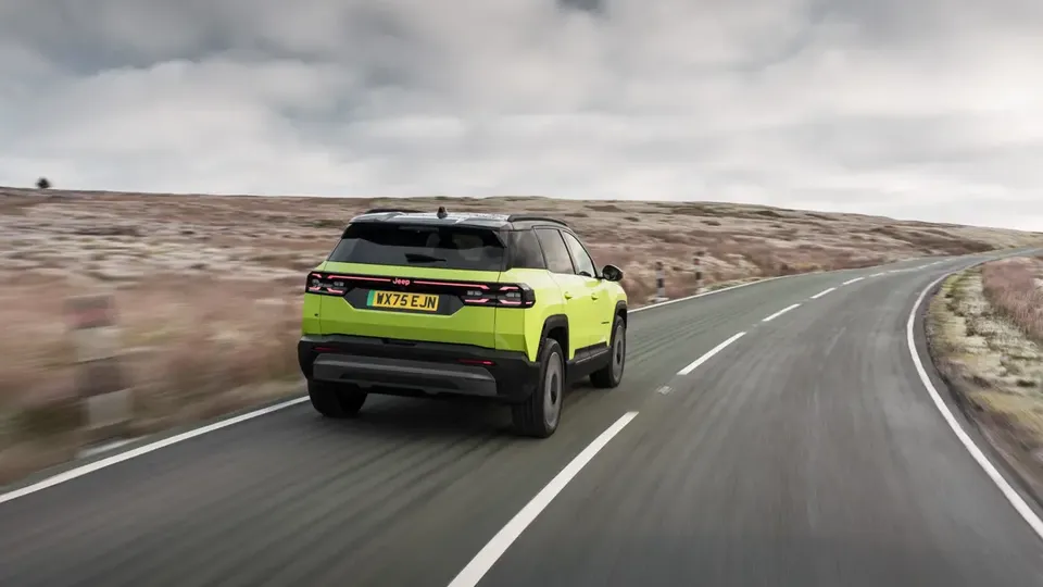 Elettronauti - Jeep Compass Electric 4xe - Verde - Esterno - Vista anteriore a tre quarti