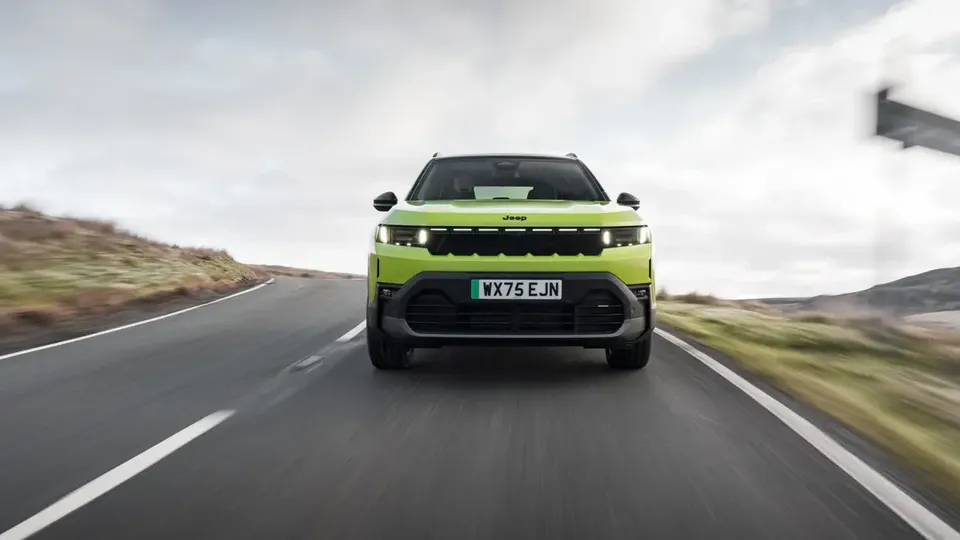 Elettronauti - Jeep Compass Electric 4xe - Grigio - Esterno - Vista anteriore a tre quarti