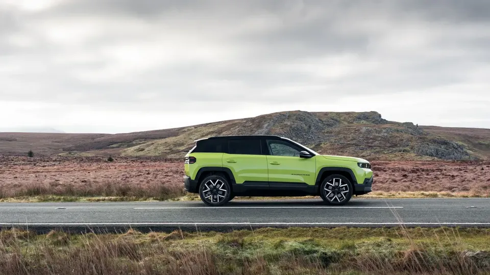 Elettronauti - Jeep Compass Electric 4xe - Grigio - Esterno - Vista anteriore a tre quarti