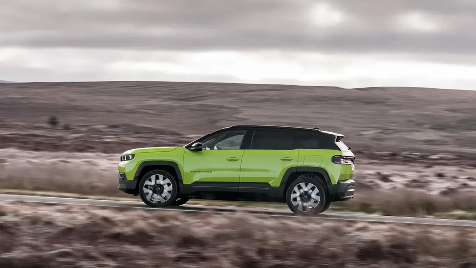 Elettronauti - Jeep Compass Electric 4xe - Grigio - Esterno - Vista anteriore a tre quarti