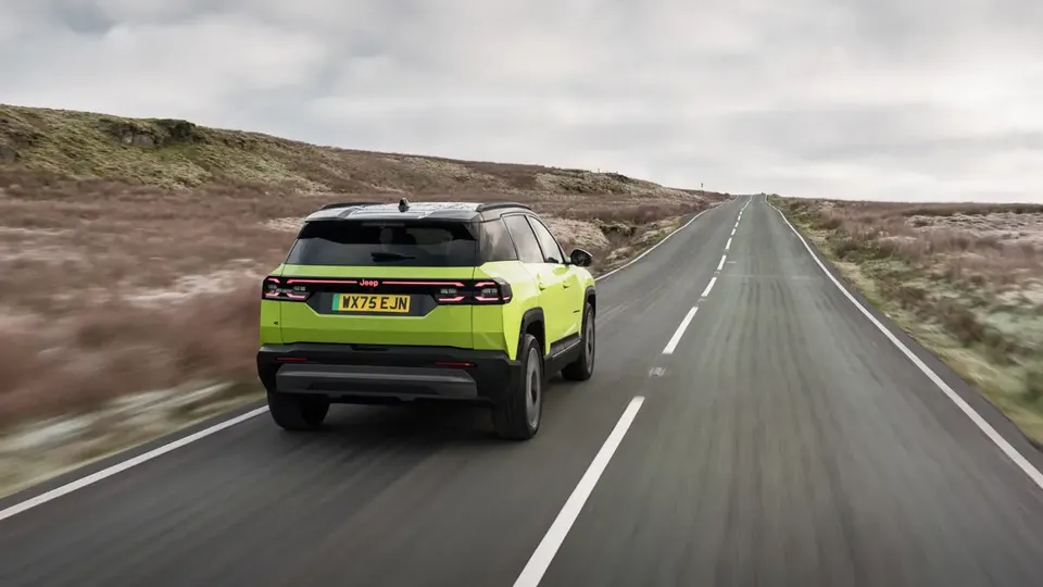 Elettronauti - Jeep Compass Electric 4xe - Grigio - Esterno - Vista anteriore a tre quarti