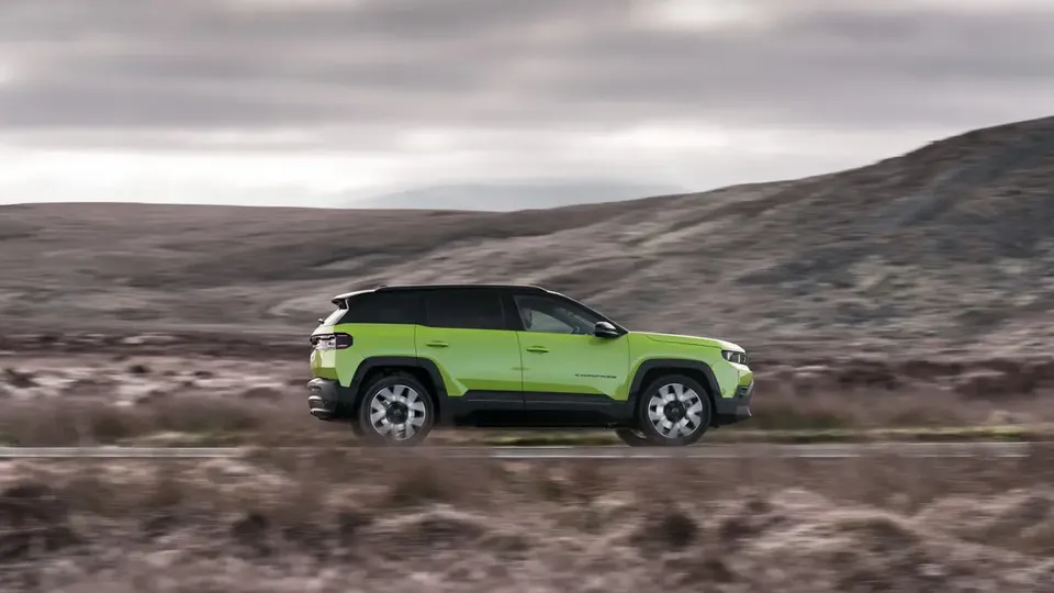 Elettronauti - Jeep Compass Electric 4xe - Bianco - Esterno - Vista anteriore a tre quarti