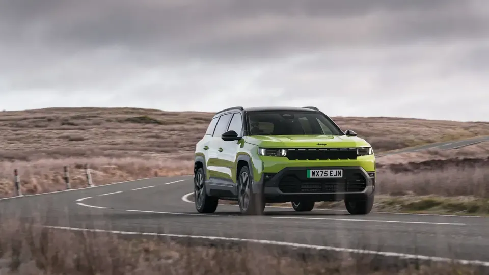 Elettronauti - Jeep Compass Electric 4xe - Giallo - Esterno - Vista anteriore a tre quarti