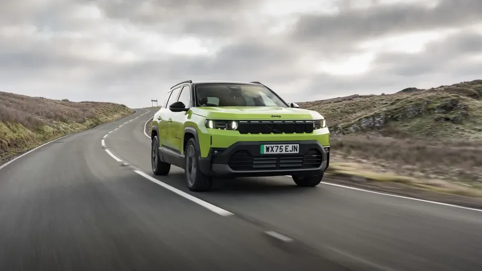 Elettronauti - Jeep Compass Electric 4xe - Giallo - Esterno - Vista anteriore a tre quarti