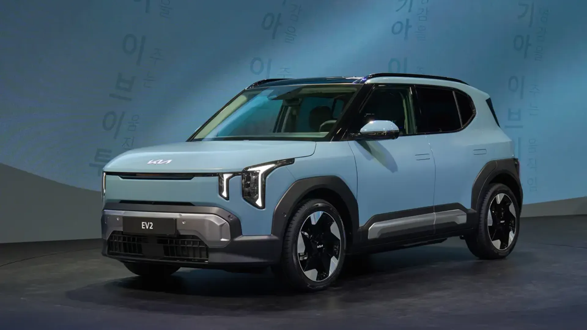 Elettronauti - Kia EV2 Long Range - Light Blue - Esterno - Vista anteriore a tre quarti