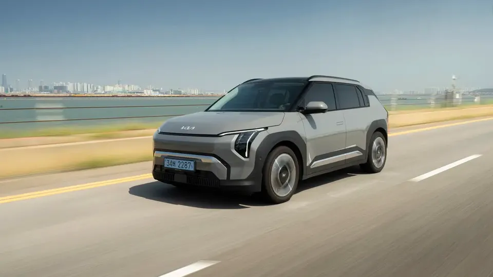 Elettronauti - Kia EV3 GT - Blu - Esterno - Vista anteriore a tre quarti