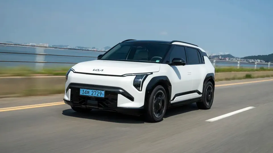 Elettronauti - Kia EV3 GT - Blu - Esterno - Vista anteriore a tre quarti