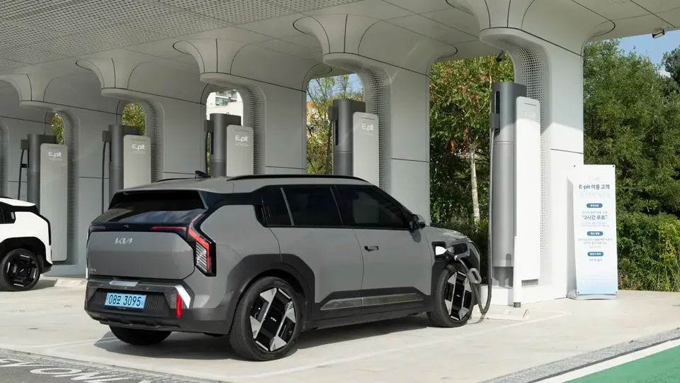 Elettronauti - Kia EV3 GT - Grigio - Esterno - Vista anteriore a tre quarti
