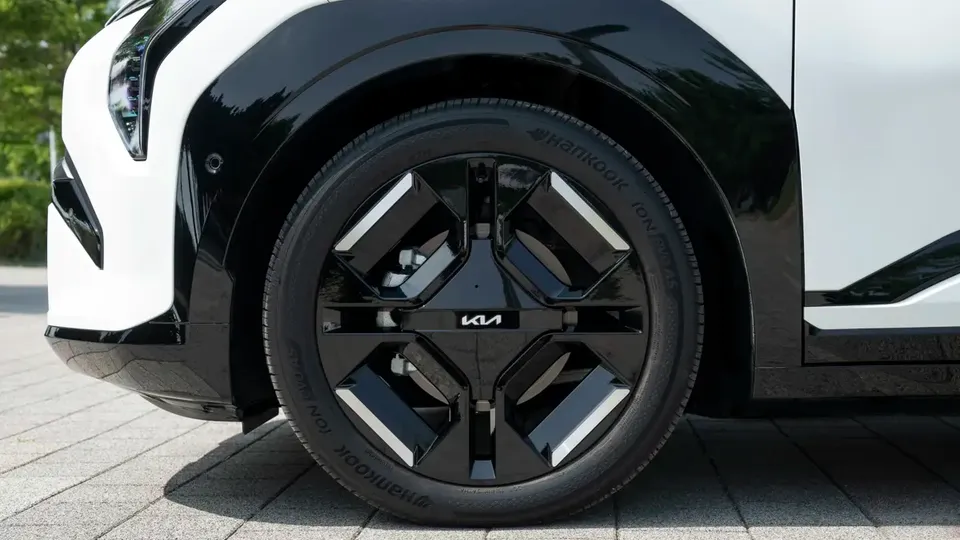 Elettronauti - Kia EV3 GT - Light Blue - Esterno - Vista anteriore a tre quarti
