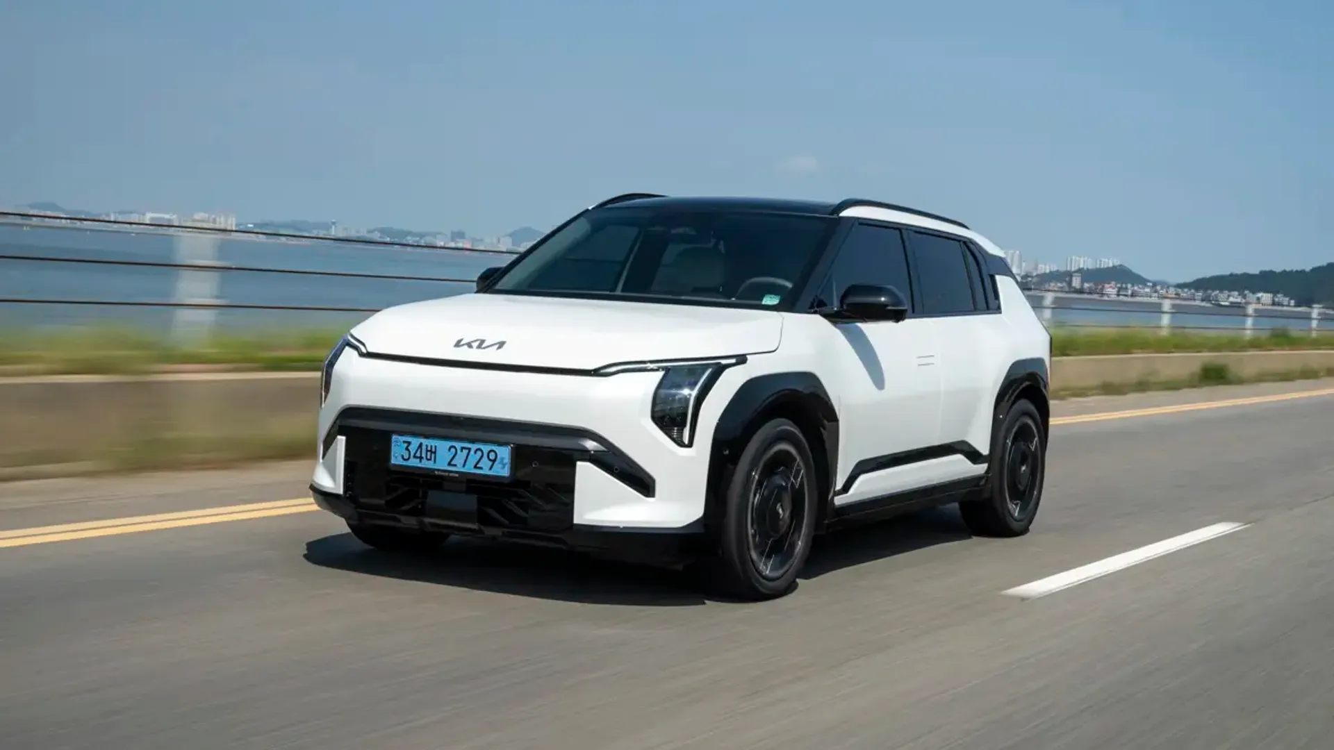 Elettronauti - Kia EV3 GT - Light Green - Esterno - Vista anteriore a tre quarti
