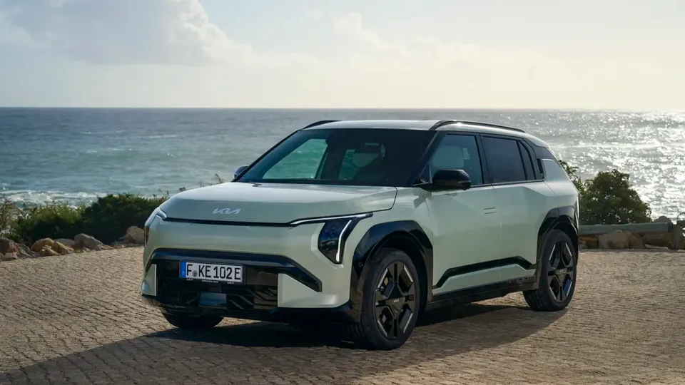 Elettronauti - Kia EV3 GT - Matte Grey - Esterno - Vista anteriore a tre quarti