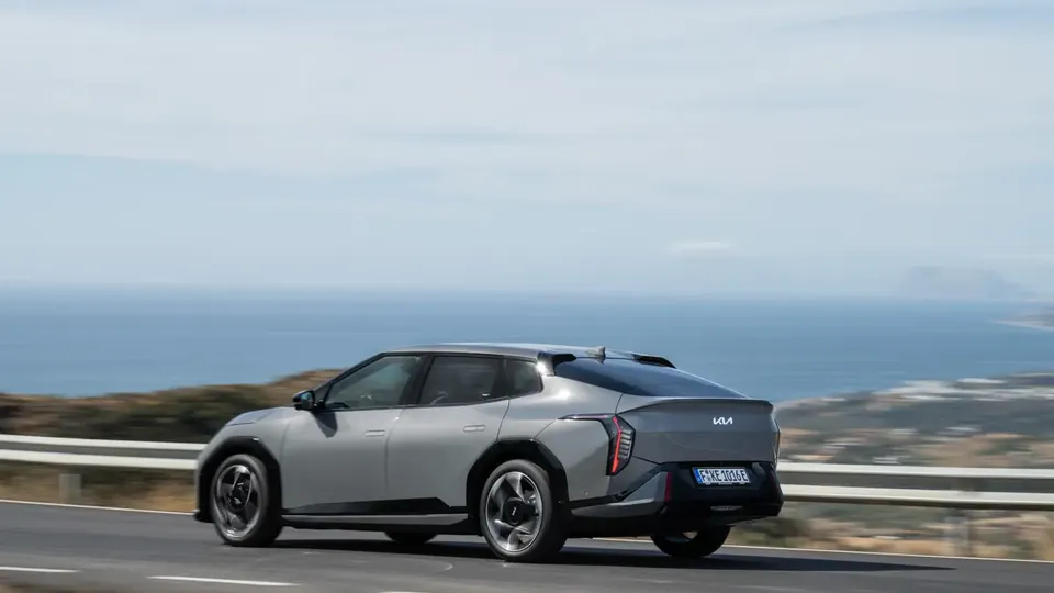 Elettronauti - Kia EV4 Fastback Long Range - Beige - Esterno - Vista anteriore a tre quarti