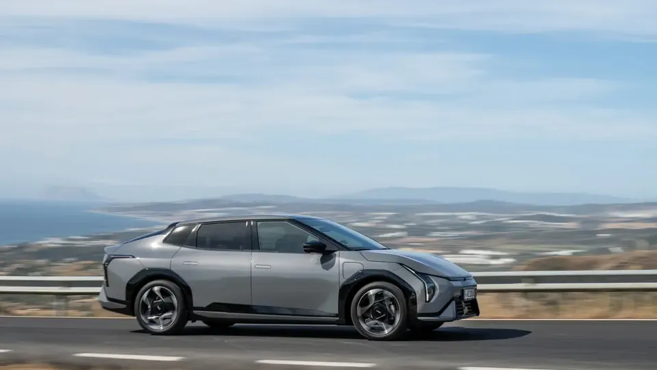 Elettronauti - Kia EV4 Fastback Long Range - Bronze - Esterno - Vista anteriore a tre quarti