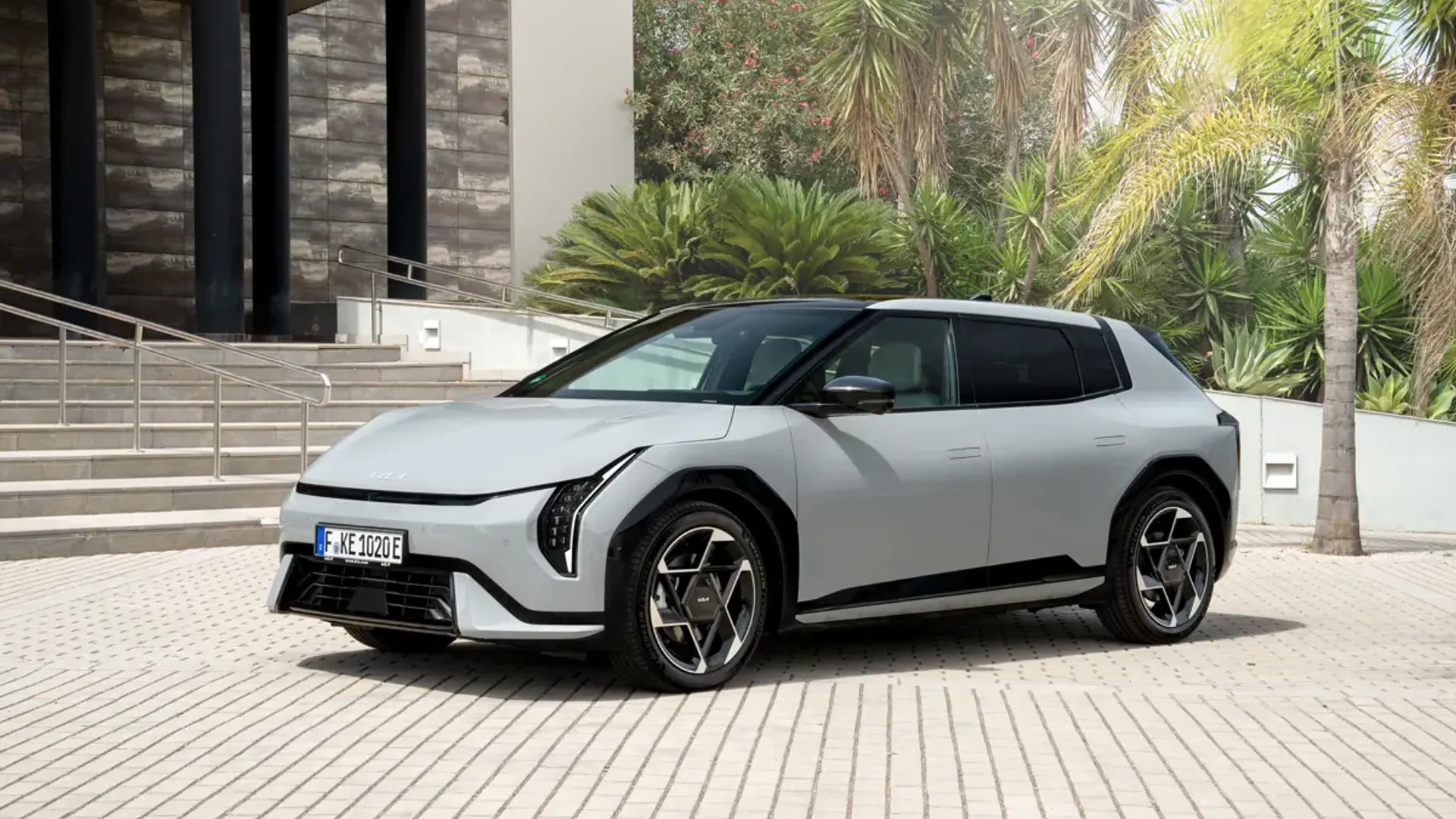 Elettronauti - Kia EV4 Hatchback Long Range - Grigio - Esterno - Vista anteriore a tre quarti