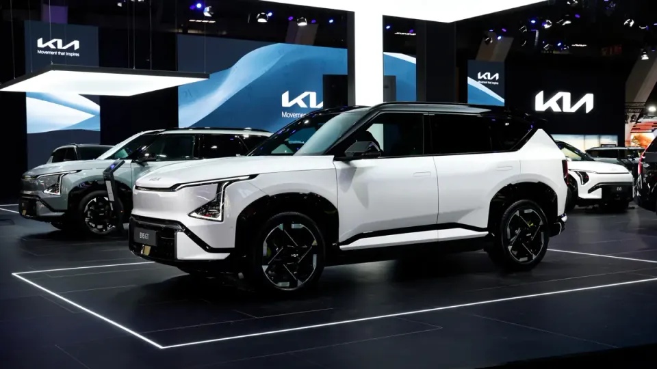 Elettronauti - Kia EV5 GT - Grigio - Esterno - Vista anteriore a tre quarti