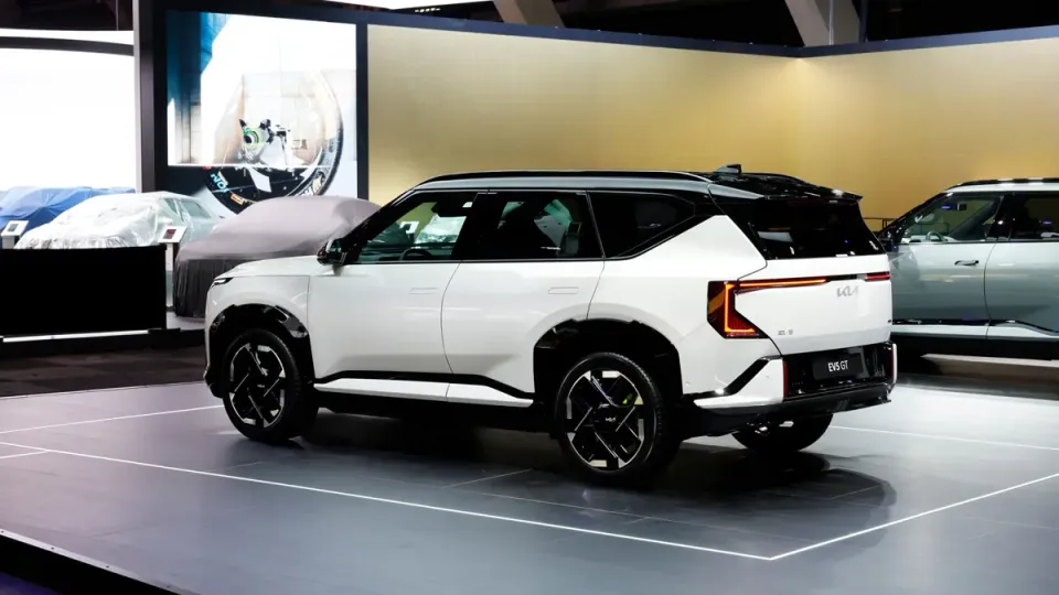 Elettronauti - Kia EV5 GT - Grigio - Esterno - Vista anteriore a tre quarti