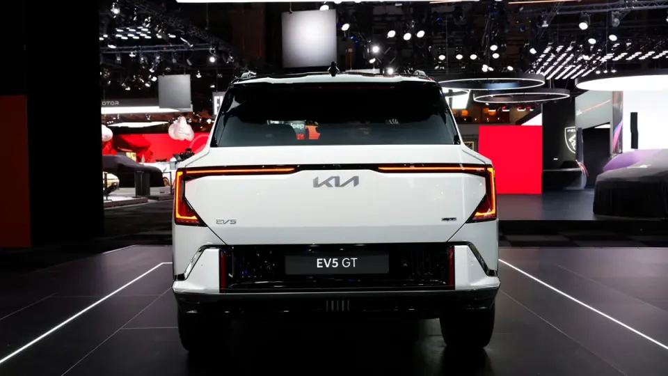 Elettronauti - Kia EV5 GT - Verde - Esterno - Vista anteriore a tre quarti
