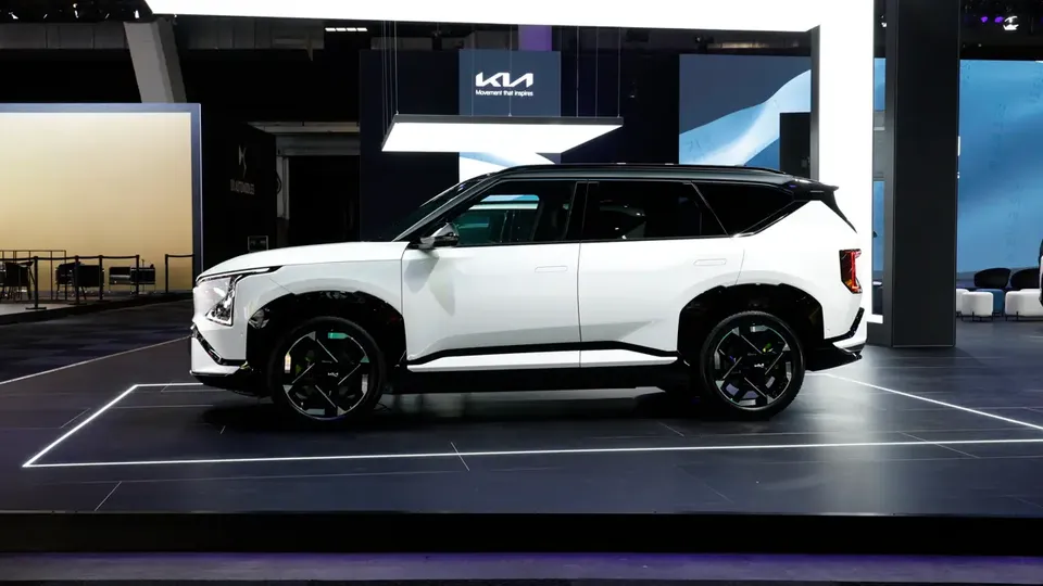 Elettronauti - Kia EV5 GT - Matte Grey - Esterno - Vista anteriore a tre quarti