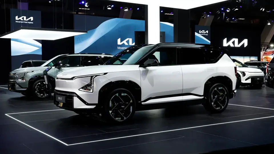 Elettronauti - Kia EV5 GT - Argento - Esterno - Vista anteriore a tre quarti
