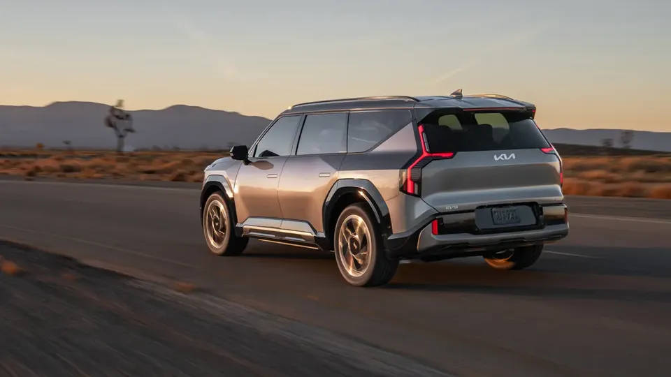 Elettronauti - Kia EV9 GT - Blu - Esterno - Vista anteriore a tre quarti