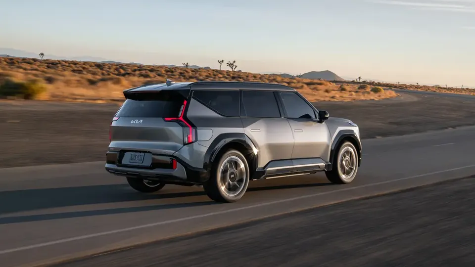 Elettronauti - Kia EV9 GT - Grigio - Esterno - Vista anteriore a tre quarti