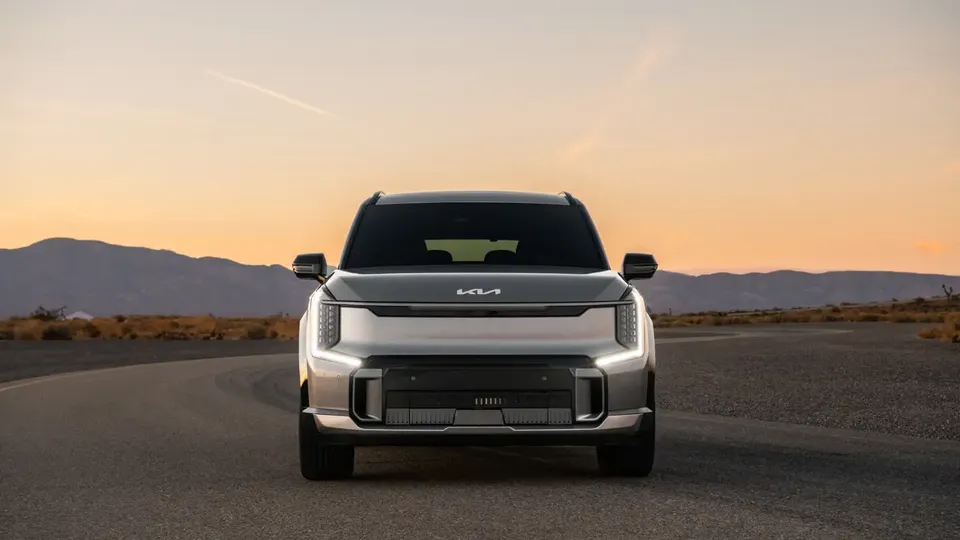 Elettronauti - Kia EV9 GT - Matte Grey - Esterno - Vista anteriore a tre quarti