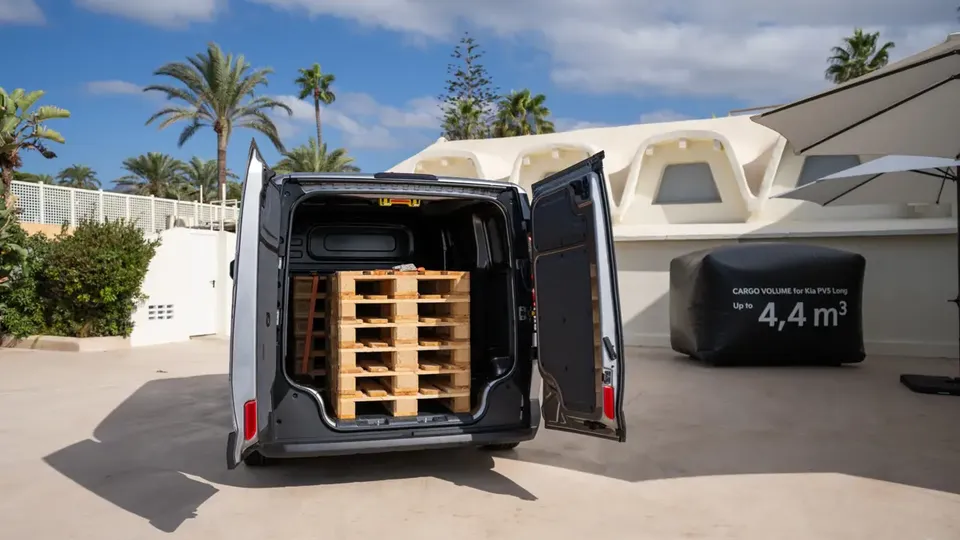 Elettronauti - Kia PV5 Cargo Long Range - Argento - Vano di carico - Bagagliaio