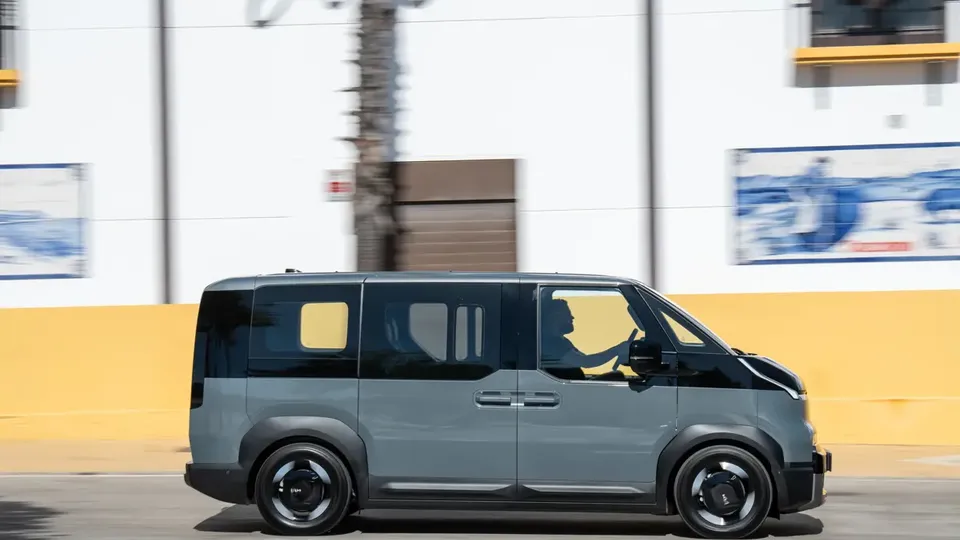 Elettronauti - Kia PV5 Passenger Standard Range - Grigio - Esterno - Vista anteriore a tre quarti