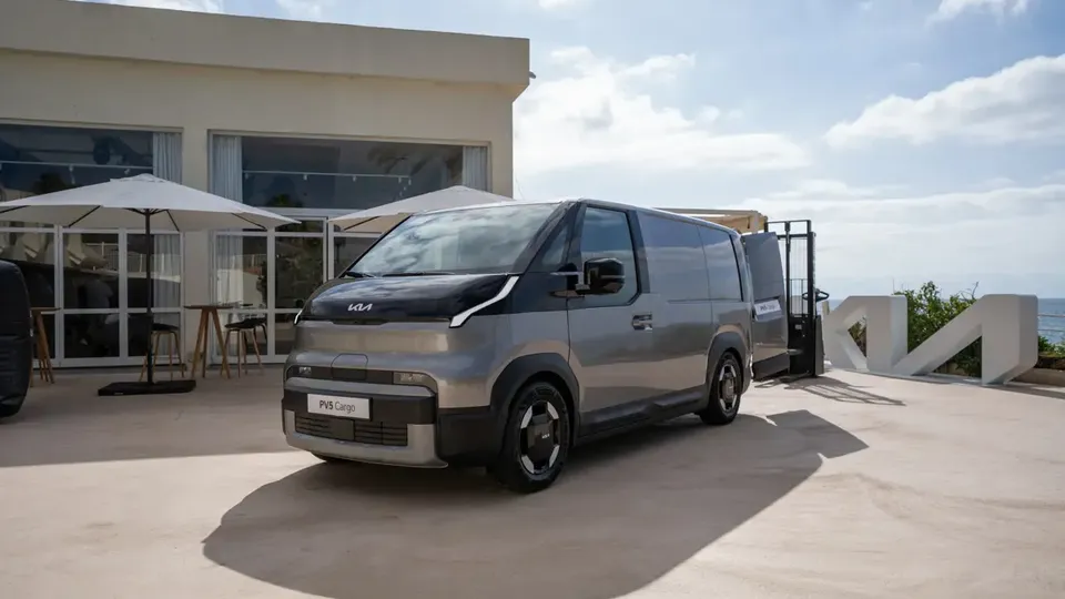 Elettronauti - Kia PV5 Cargo Long Range - Argento - Esterno - Vista anteriore a tre quarti