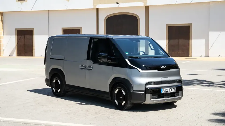 Elettronauti - Kia PV5 Cargo Long Range - Argento - Esterno - Vista anteriore a tre quarti