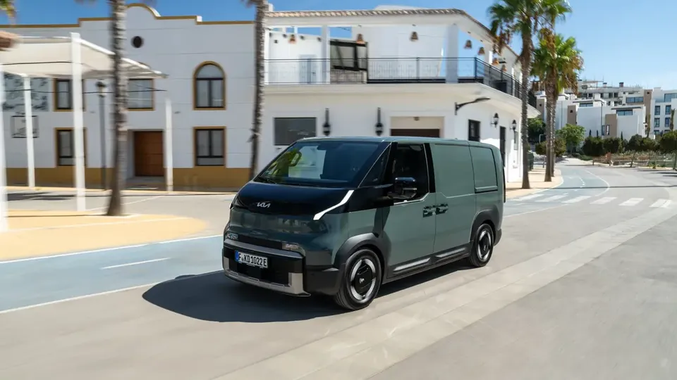 Elettronauti - Kia PV5 Cargo Long Range - Bianco - Esterno - Vista anteriore a tre quarti