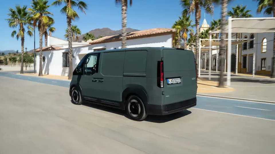 Elettronauti - Kia PV5 Cargo Long Range - Bianco - Esterno - Vista anteriore a tre quarti