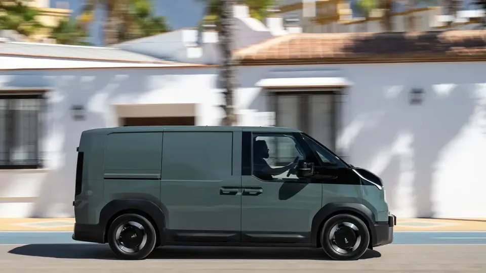 Elettronauti - Kia PV5 Cargo Long Range - Bianco - Esterno - Vista anteriore a tre quarti