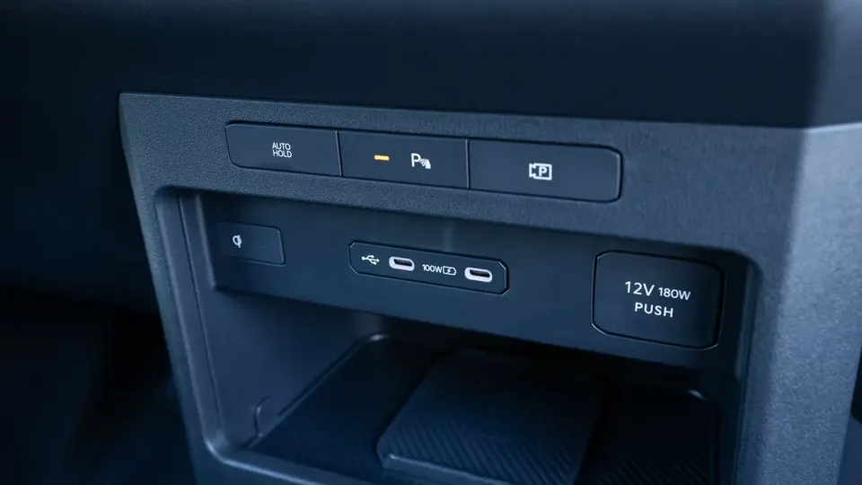 Elettronauti - Kia PV5 Cargo Long Range - Bianco - Esterno - Vista anteriore a tre quarti