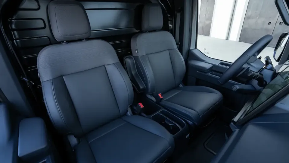 Elettronauti - Kia PV5 Cargo Long Range - Grigio - Sedili - Sedili anteriori