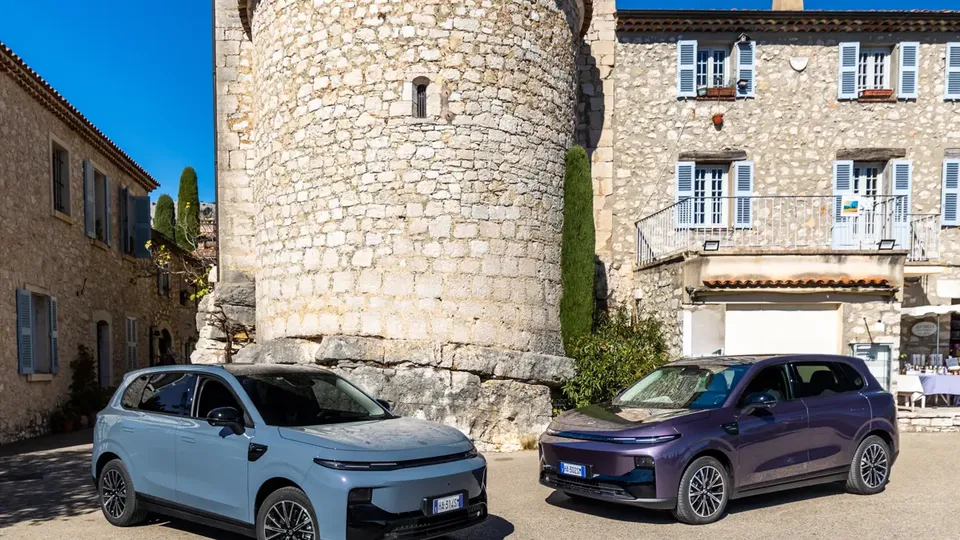 Elettronauti - Leapmotor B10 Standard Range - Grigio - Esterno - Vista anteriore a tre quarti