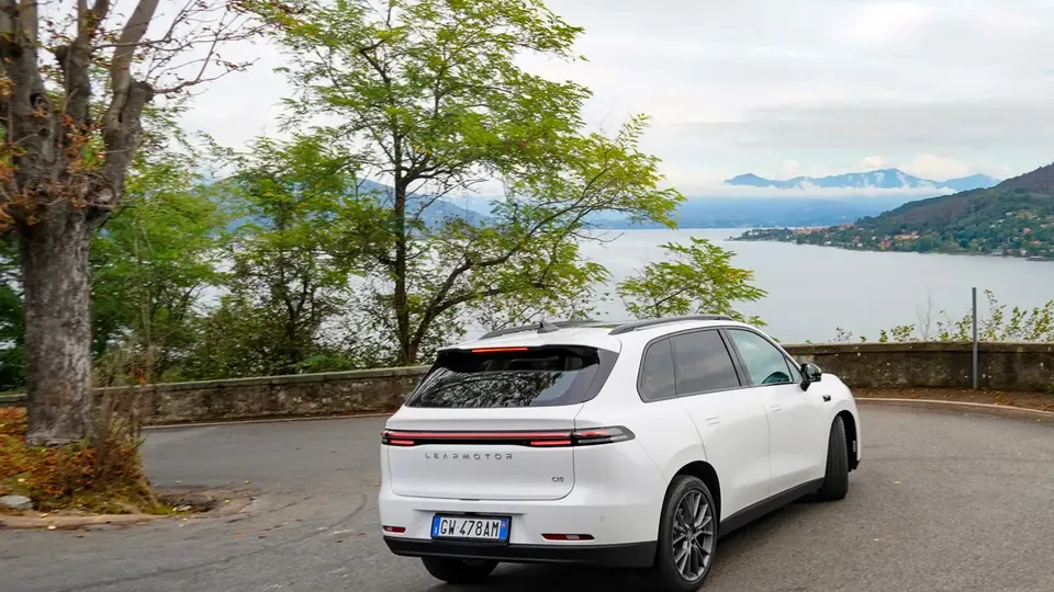 Elettronauti - Leapmotor C10 69kWh RWD - Grigio - Esterno - Vista anteriore a tre quarti