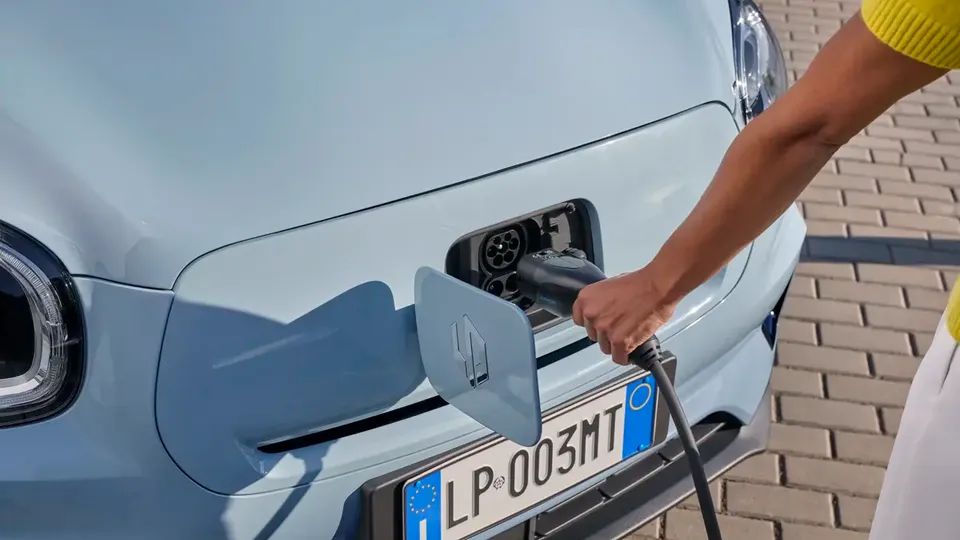 Elettronauti - Leapmotor T03 37.3 kWh - Light Blue - Presa di ricarica - Vista anteriore