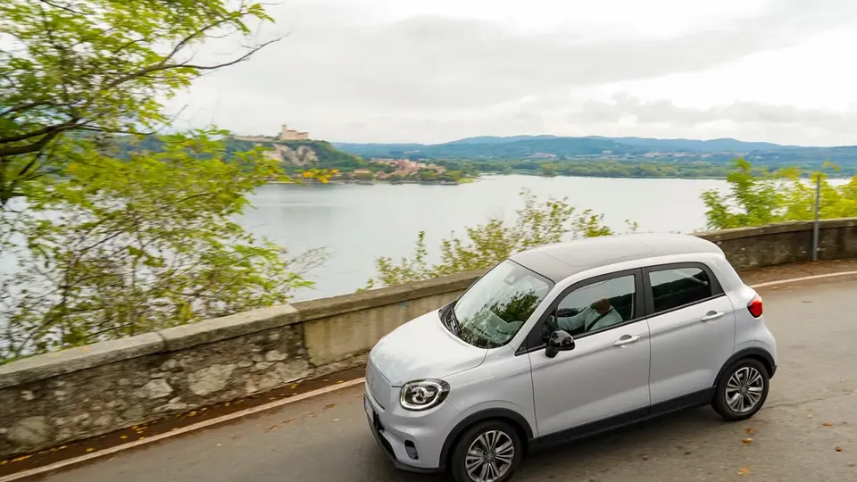 Elettronauti - Leapmotor T03 37.3 kWh - Blu - Esterno - Vista anteriore a tre quarti