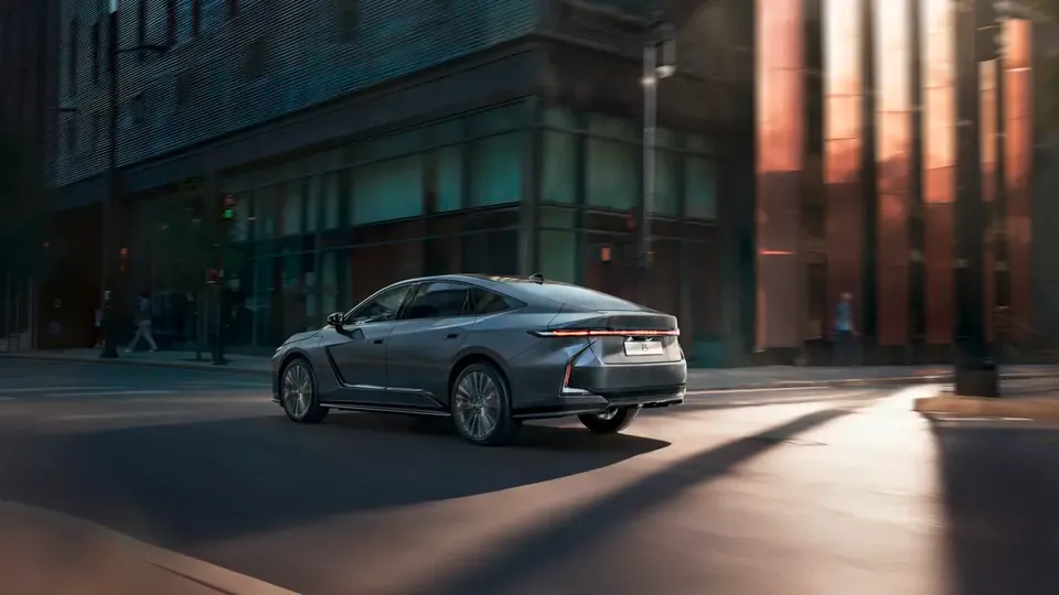 Elettronauti - Lexus ES 350e - Dark Blue - Esterno - Vista anteriore a tre quarti