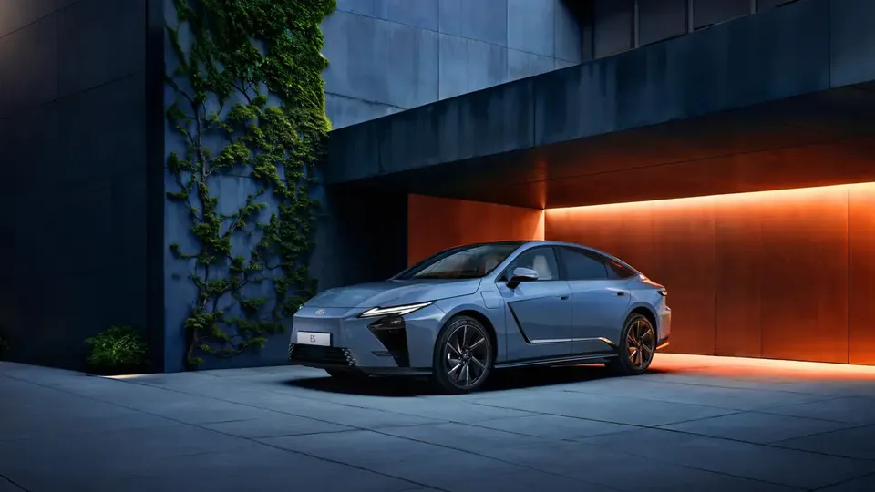 Elettronauti - Lexus ES 350e - Bianco - Esterno - Vista anteriore a tre quarti
