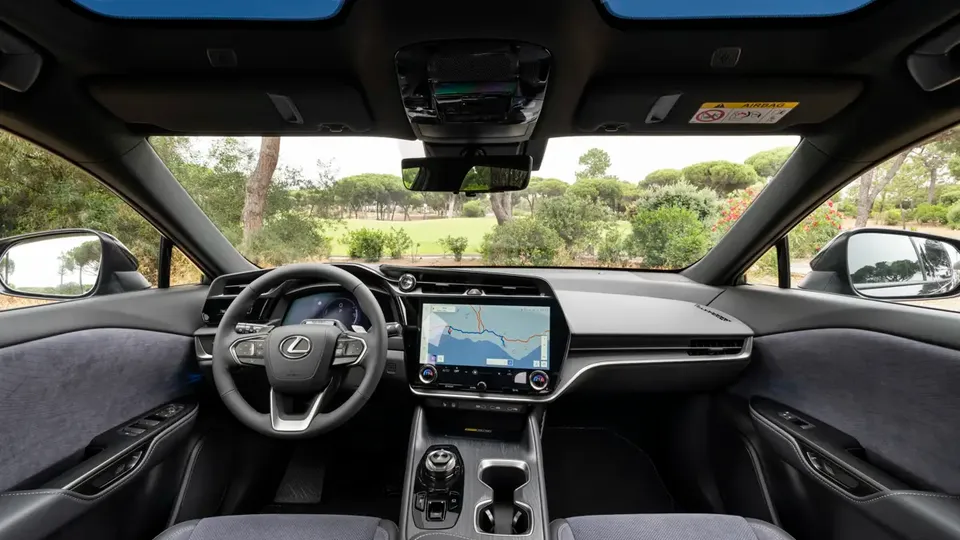 Elettronauti - Lexus RZ 500e - Plancia - Vista della plancia