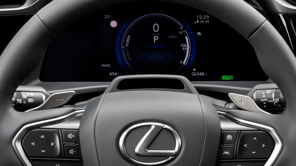 Elettronauti - Lexus RZ 500e - Plancia - Vista della plancia