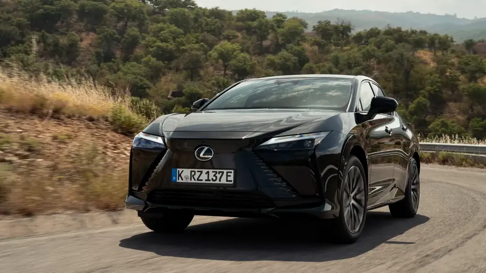 Elettronauti - Lexus RZ 500e - Esterno - Vista anteriore a tre quarti