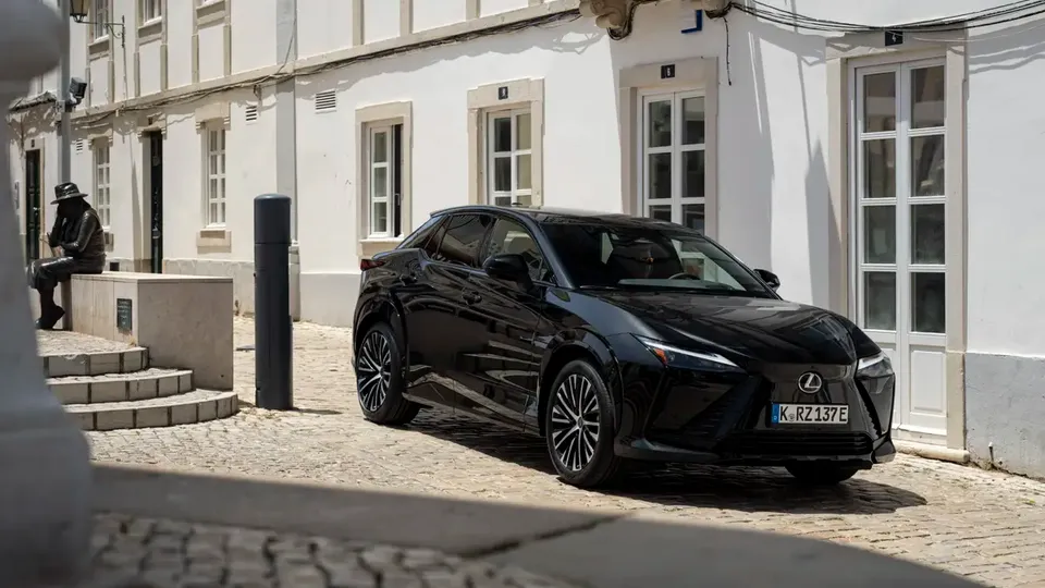 Elettronauti - Lexus RZ 500e - Blu - Esterno - Vista anteriore a tre quarti