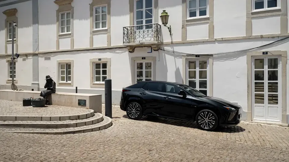 Elettronauti - Lexus RZ 500e - Blu - Esterno - Vista anteriore a tre quarti