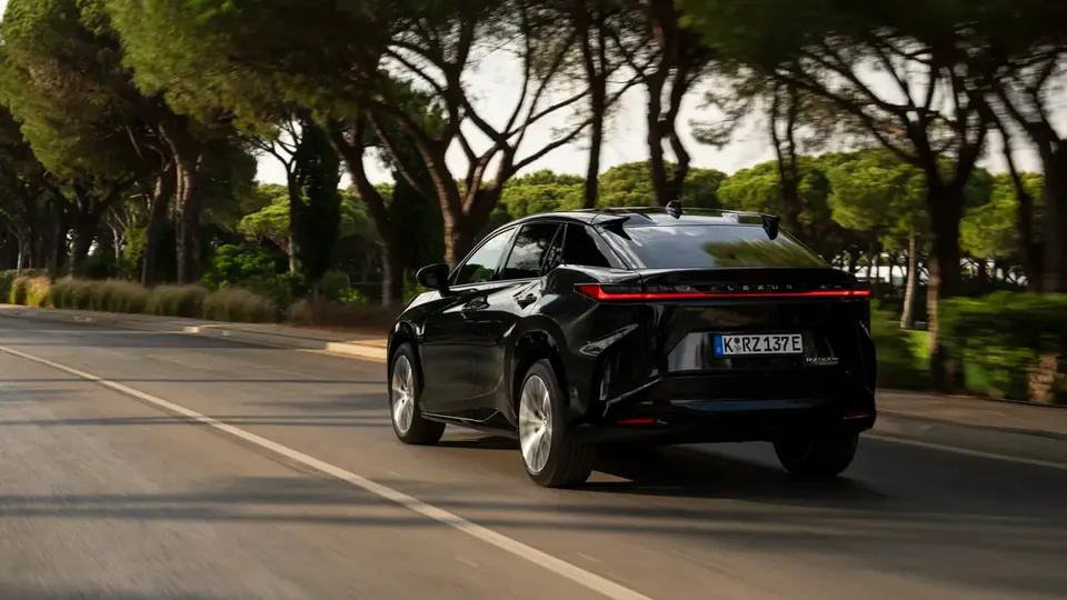 Elettronauti - Lexus RZ 500e - Blu - Esterno - Vista anteriore a tre quarti