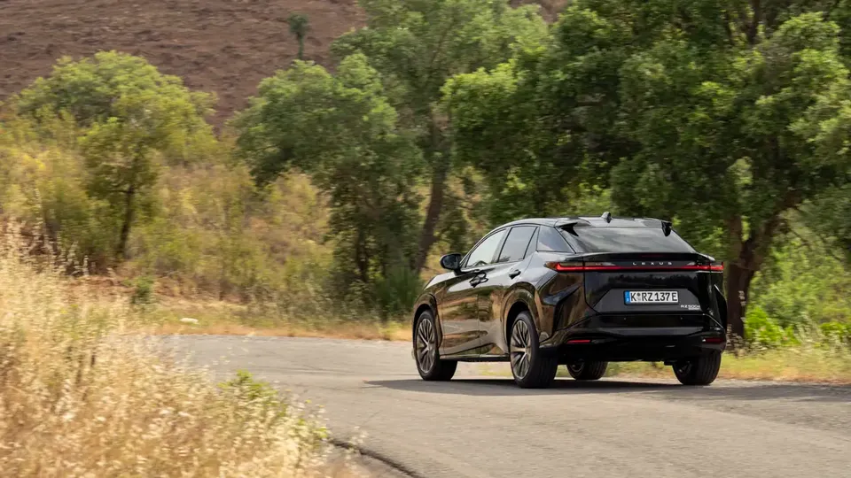 Elettronauti - Lexus RZ 500e - Dark Grey - Esterno - Vista anteriore a tre quarti