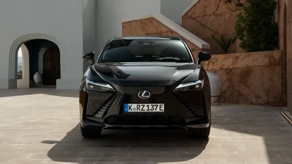 Elettronauti - Lexus RZ 500e - Grigio - Esterno - Vista anteriore a tre quarti