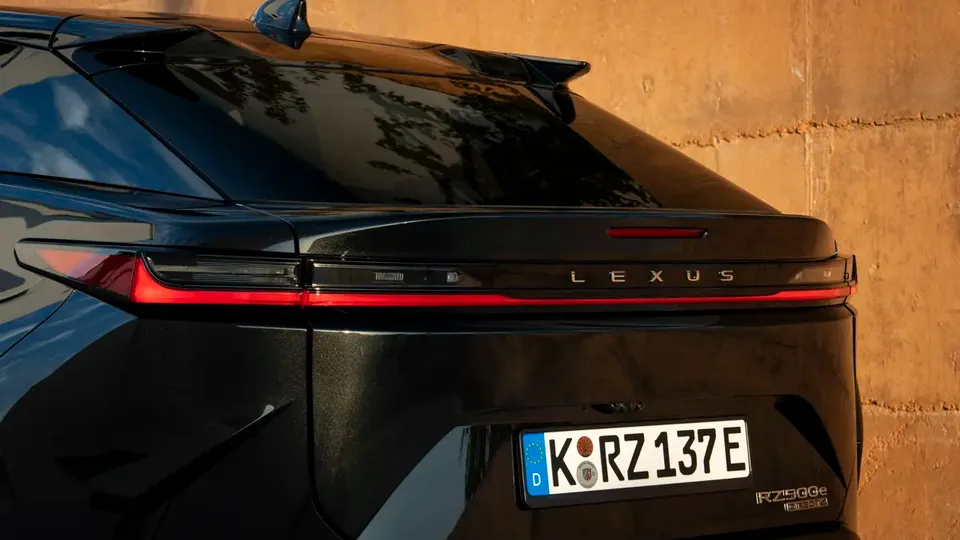 Elettronauti - Lexus RZ 500e - Esterno - Vista posteriore